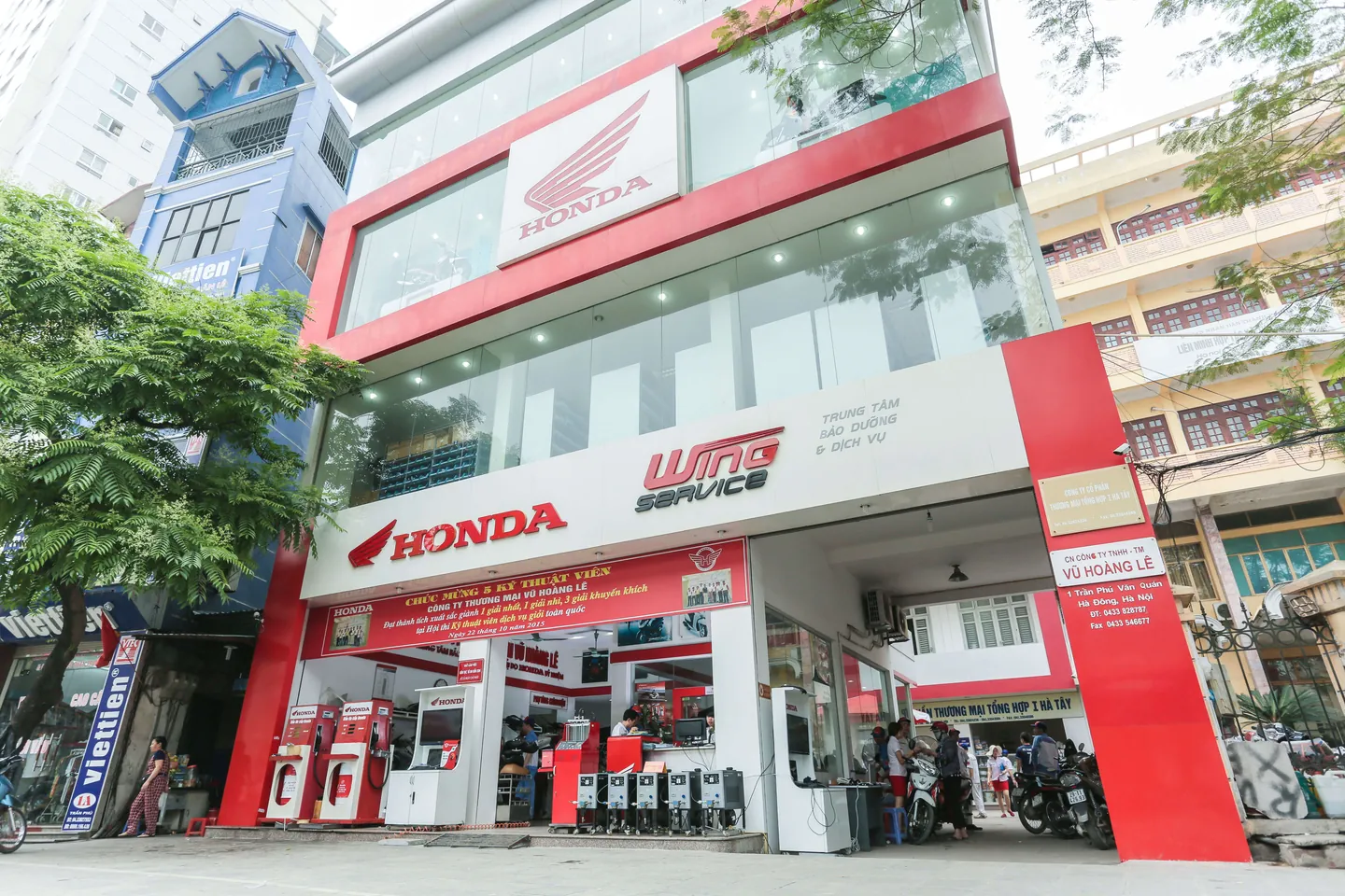 Mặt tiền cửa hàng Honda Vũ Hoàng Lê trên đường Trần Phú, Hà Đông: tòa nhà đỏ trắng ba tầng, biển Honda và Wing Service